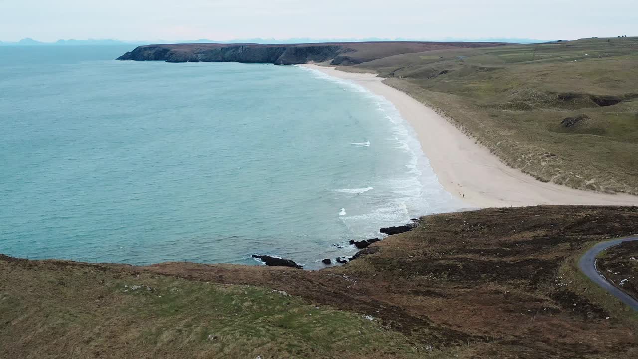 Dronebillede af vejen mellem Garry Beach og Traigh Mhor i Tolsta på Lewis