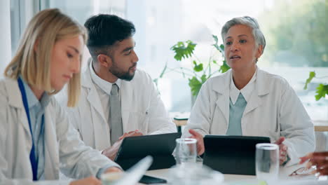 Meeting,-tablet-or-senior-doctors-in-discussion