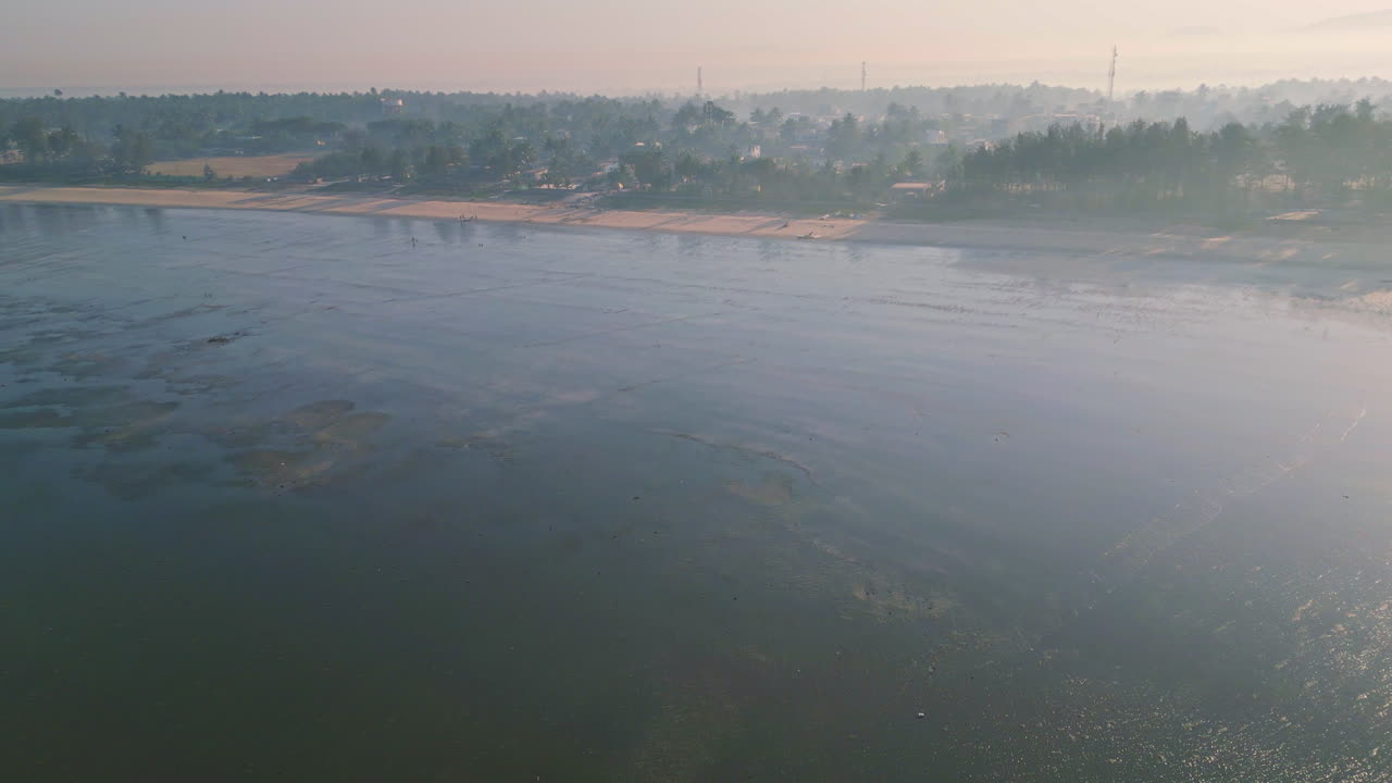 hermosa playa de shirgaon en un día soleado palghar maharashtra india dron 4k
