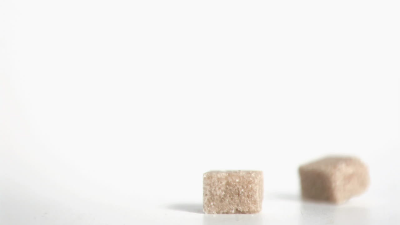 azúcar marrón cayendo en cámara súper lenta