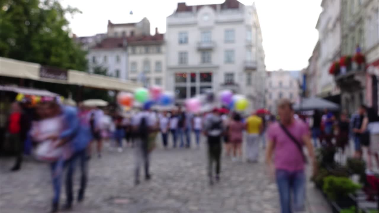 Folkemengder i byens gater. Time-lapse. Uskarpt.