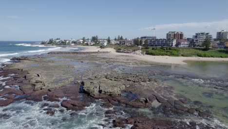 Gente-Caminando-En-La-Playa-De-La-Entrada-Norte-Con-El-Lago-Tuggerah-En-Verano