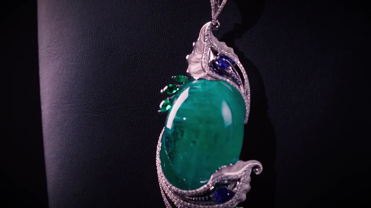 다이아몬드 와 사파이어 가 보이는 에메랄드 들