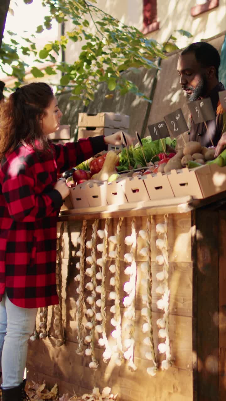 Video verticale: giovane agricoltore che serve un cliente con diversi prodotti
