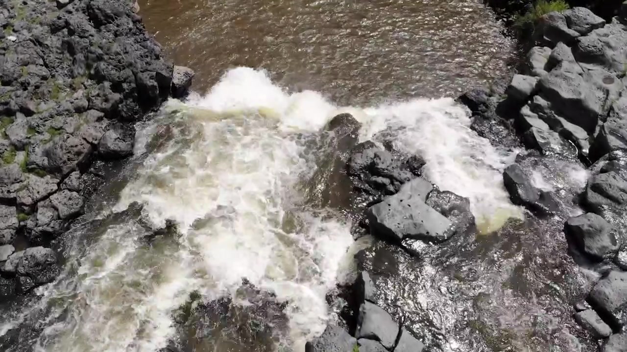 Vista aerea dell'acqua che scorre sopra il bordo roccioso di una cascata