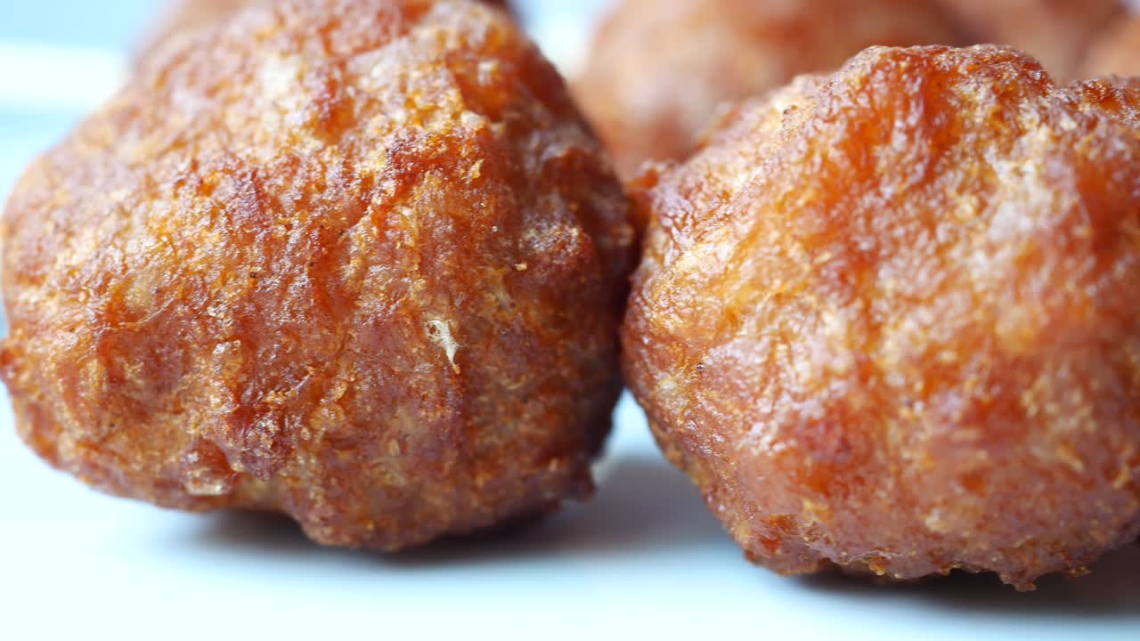 primer plano de una bola de carne de queso de pollo en un plato