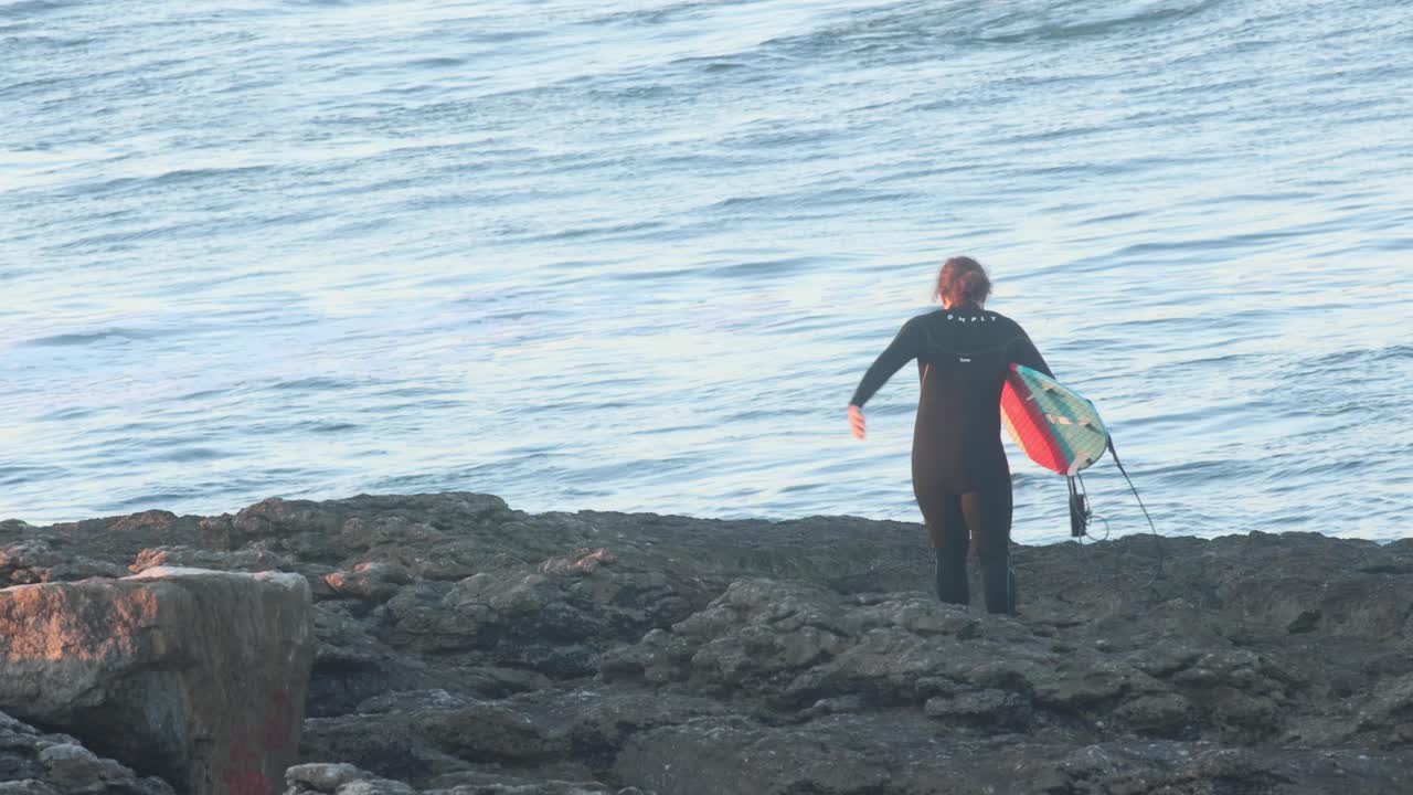 절벽 바위 위로 뛰어오르고 완벽한 파도를 서핑하기 위해 서퍼의 넓은 시야