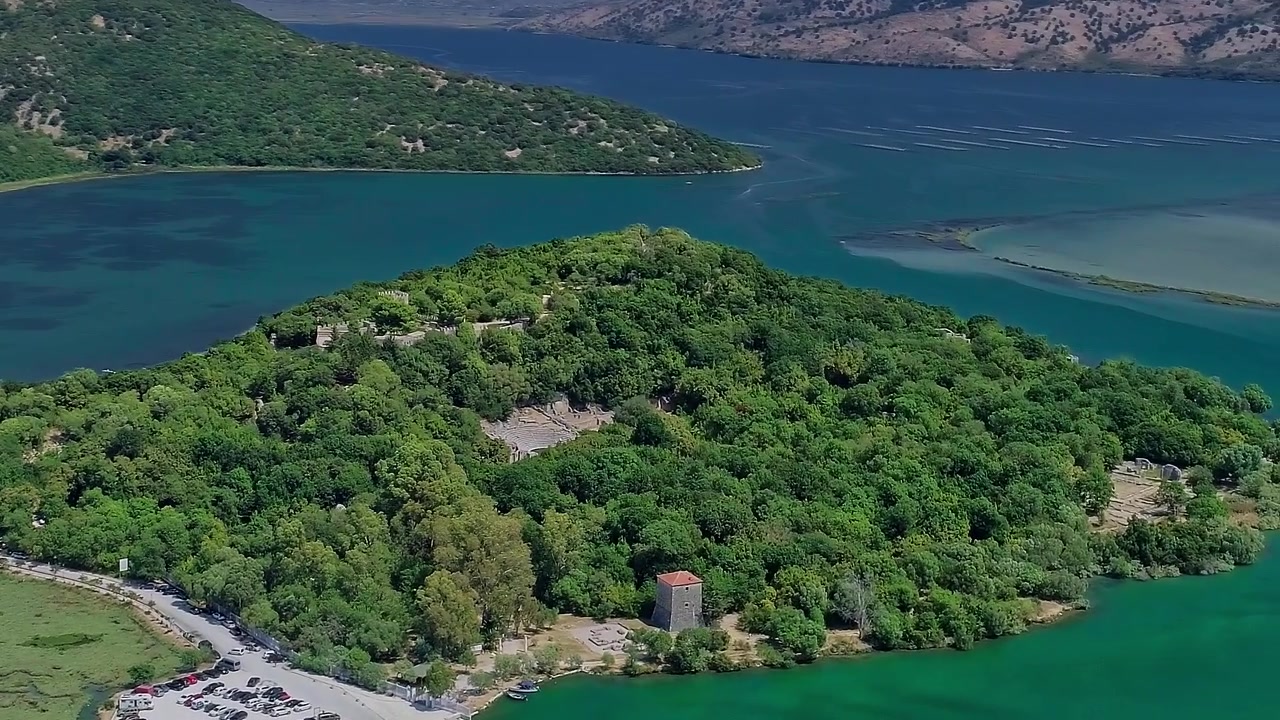 Arnavutluk'ta suyla çevrili yeşil adanın havadan keşfi