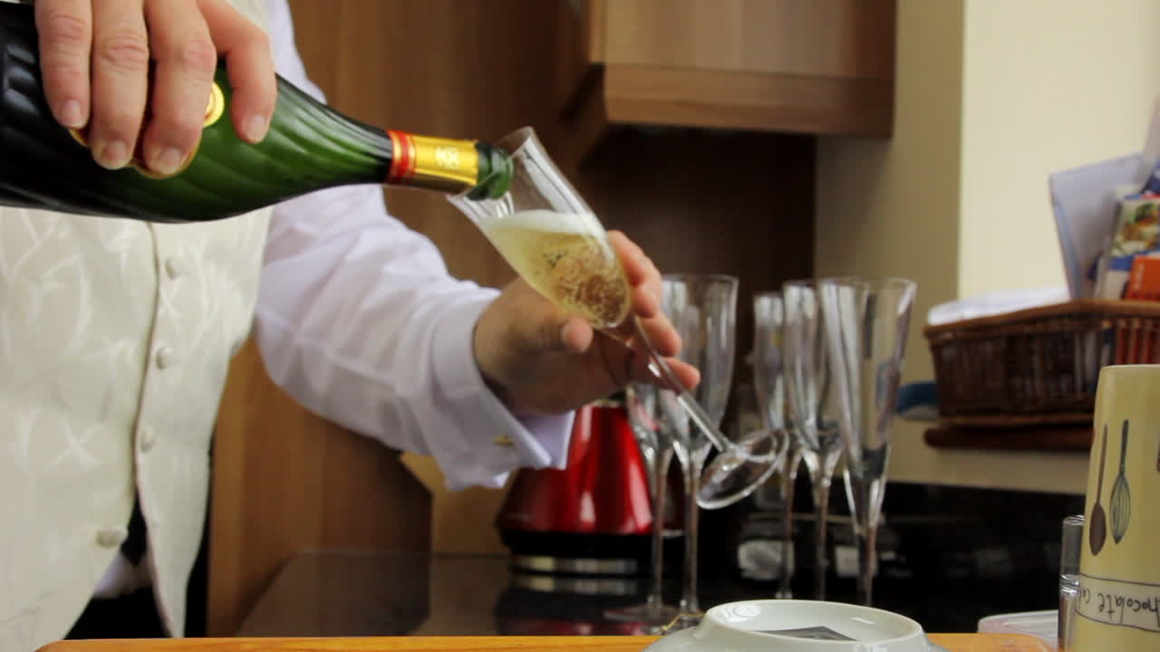 샴페인 잔을 따르는 남자