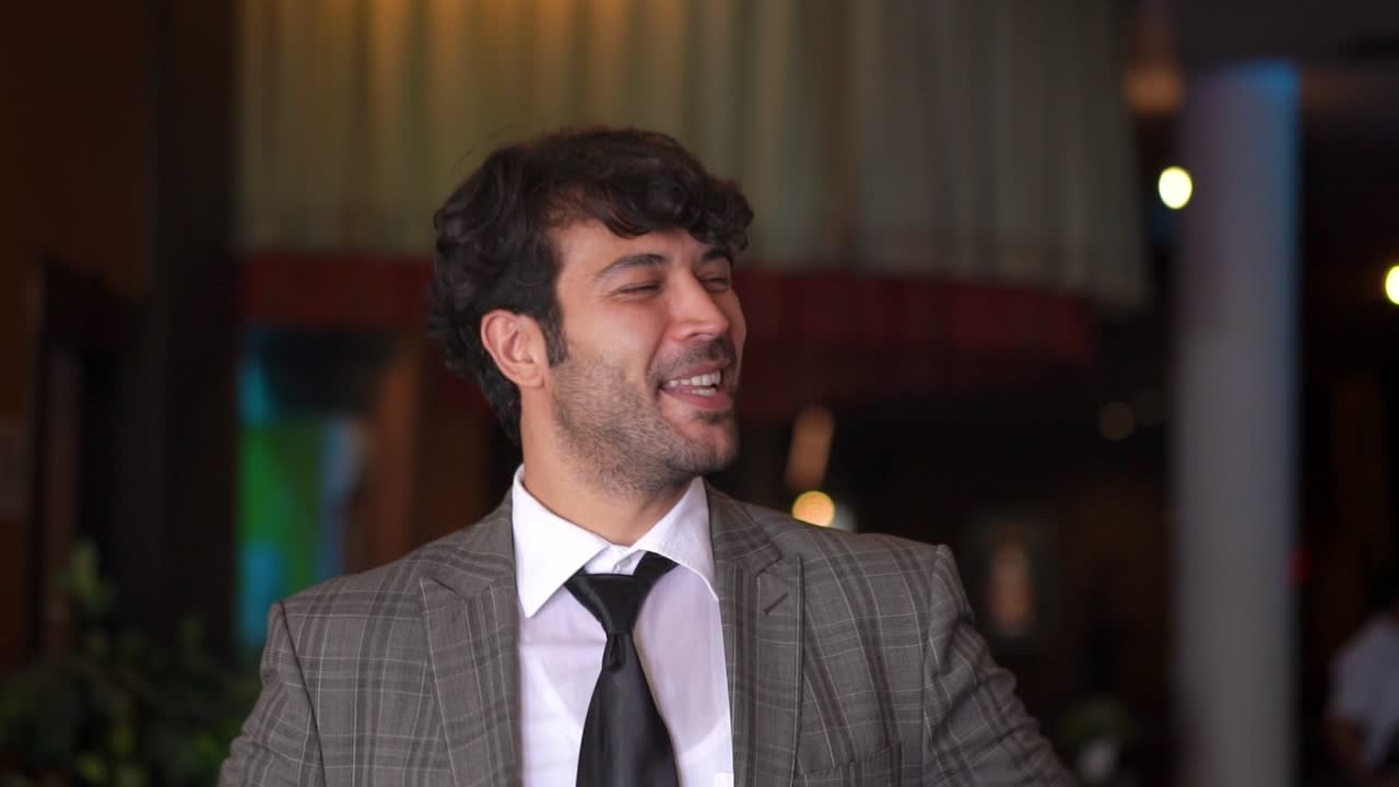 un hombre bailando con alegría y diversión