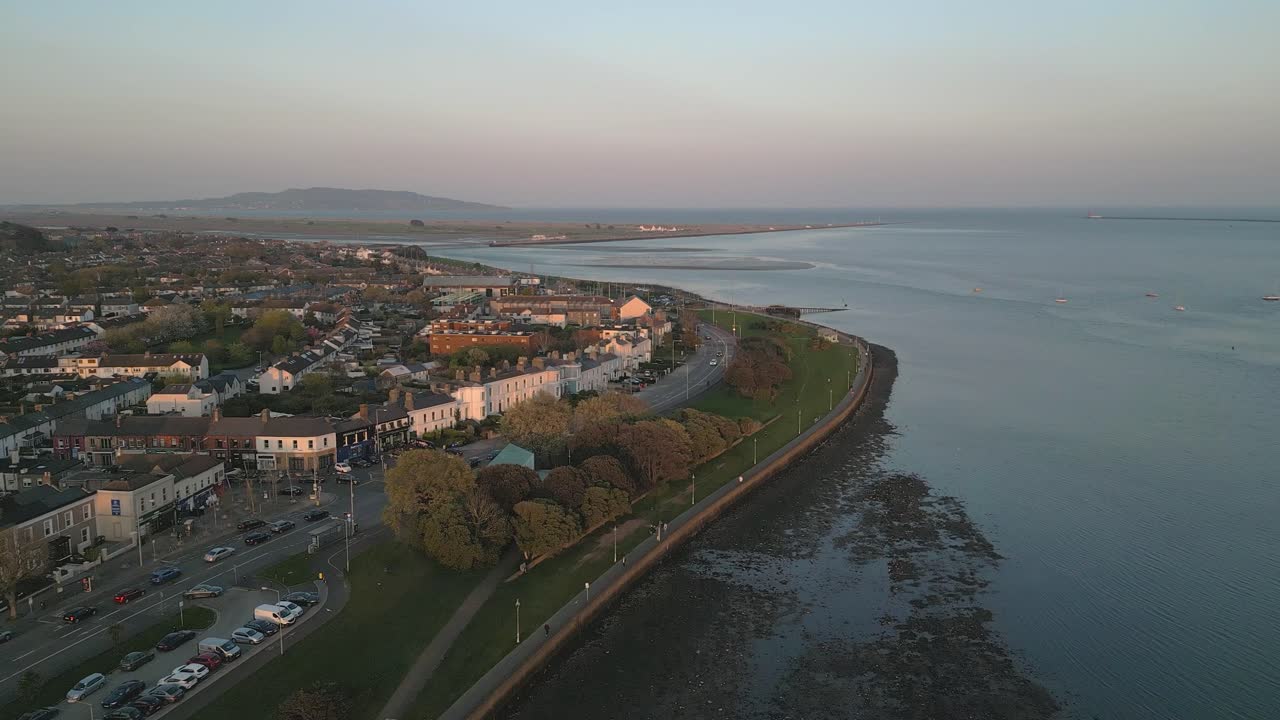 los impresionantes colores del atardecer en la playa de clontarf - dublín - imágenes de drones en 4k