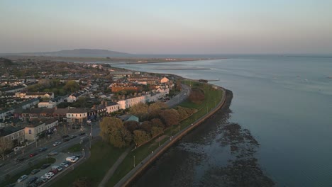 Atemberaubende-Farben-Des-Sonnenuntergangs-Am-Clontarf-Beach-–-Dublin-–-4K-Drohnenaufnahmen