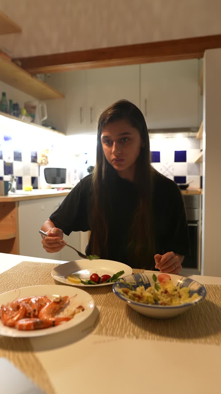 mujer cenando en casa