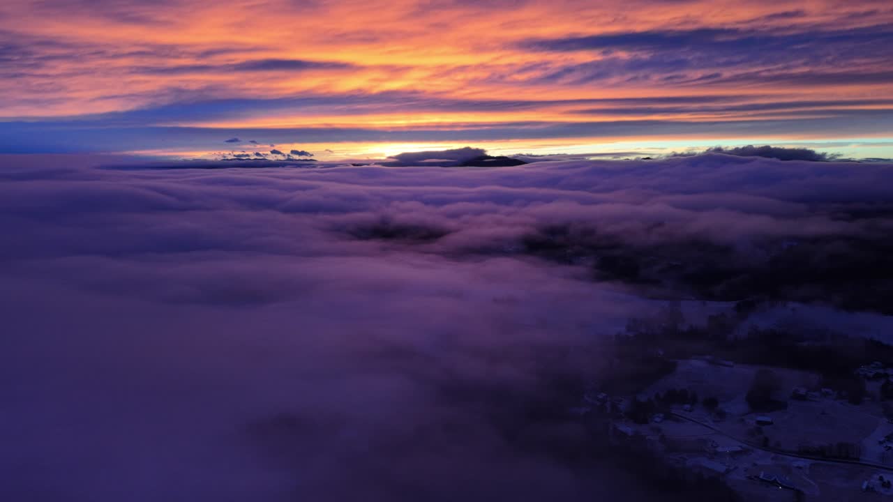 vista aerea delle nuvole e del tramonto sopra la zona di Aho della contea di Watauga e Boone, Carolina del Nord