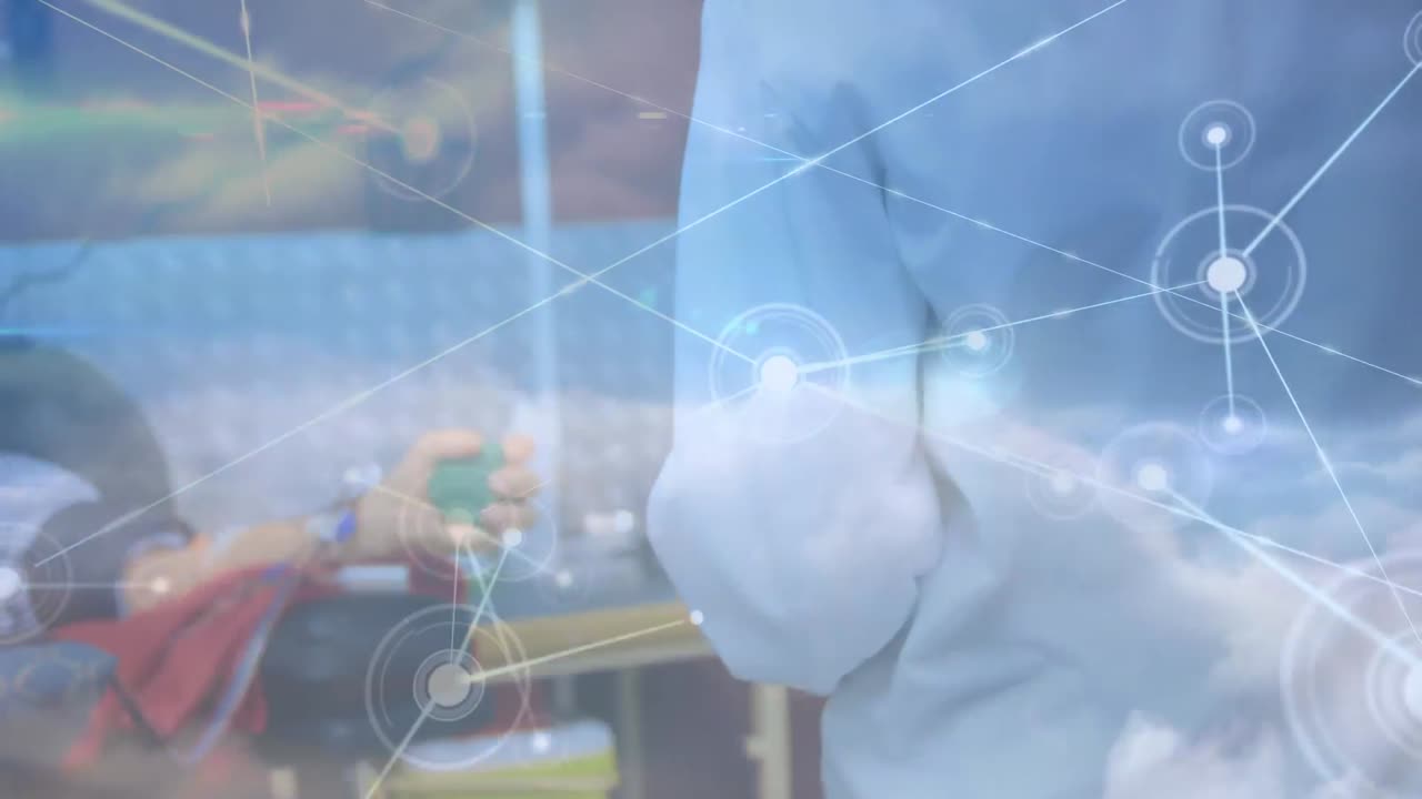 백인 여성 의사와 노인 환자의 등에서 연결 네트워크의 애니메이션