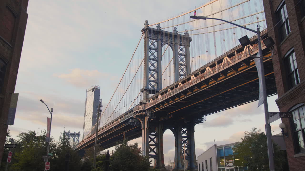 Ripresa con gimbal del Ponte di Manhattan all'ora d'oro.