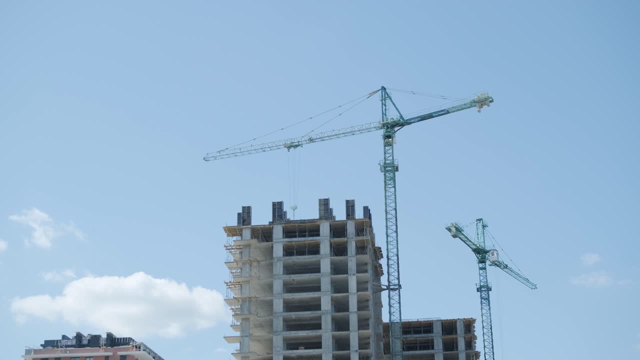 sitio de construcción con grúas torre y marco de construcción