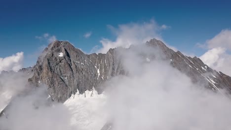 acercamiento aéreo a la cordillera del pico schreckhorn en los alpes suizos en la región de grindelwald