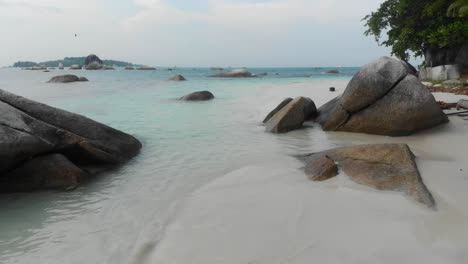 Vuelo-Bajo-Sobre-La-Playa-Tropical-En-La-Isla-Belitung-En-Indonesia,-Aéreo