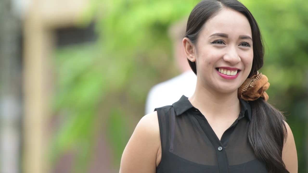 젊은 아름다운 아시아 사업가 여성이 거리에서 야외에서 생각하고 있습니다.