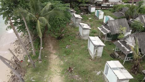 Dolly-Aufnahme-Aus-Der-Vogelperspektive-Aus-Der-Vogelperspektive-Eines-Verlassenen,-Verfallenen,-Zerstörten-Strandbungalow-Resorts-Am-Strand-Wegen-Der-Auswirkungen-Auf-Den-Tourismus-Aufgrund-Der-Pandemie-Von-Covid-19