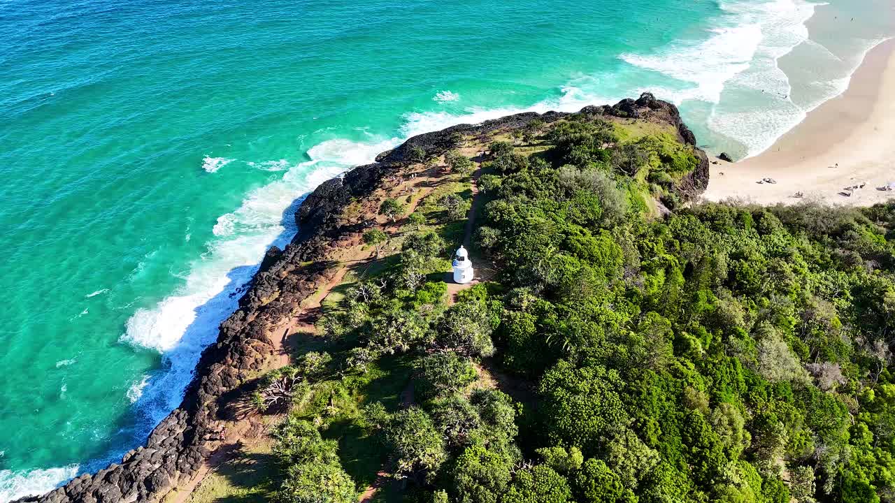 울창 한 초록색 은 활기찬 바다 파도 를 만난다