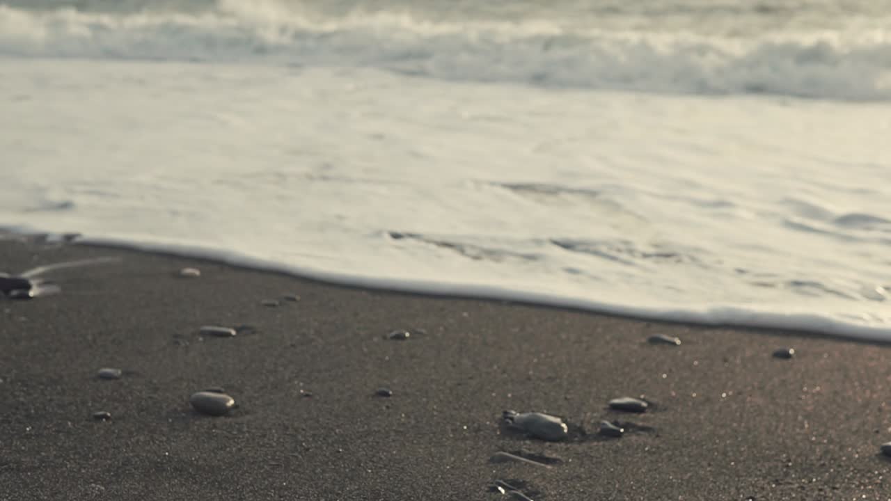 해가 지면 검은 모래 해변