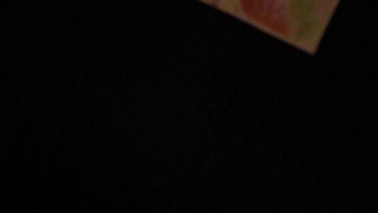 아르헨티나 의 여러 가지 명목 의 지폐 들 이 검은색 배경 에 서서히 떨어지는 것