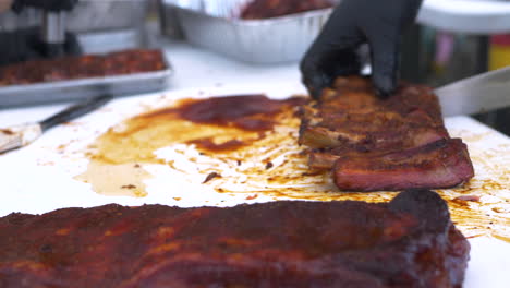 costillas a la barbacoa cortadas para emplatar. 4k