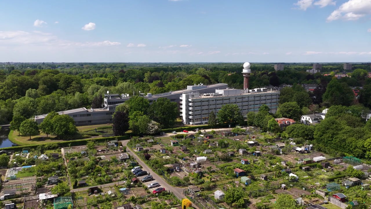 Vista aerea del KNMI a De Bilt, l'istituto nazionale olandese per il meteo, il clima, la sismologia, le previsioni, la ricerca e i dati meteorologici ufficiali.