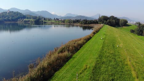 Lago-De-Eliminación-De-Productos-Químicos-Industriales-Con-Tubos-De-Ventilación-Y-Pendiente-Cubierta-De-Hierba,-Bandeja-Izquierda-Del-Círculo-Aéreo