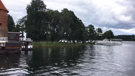 Schwenk-Nach-Links-Vom-Galvé-See-Zur-Trakai-Burg