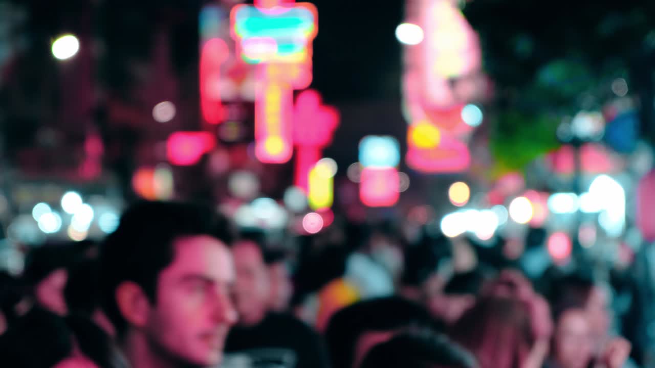 mucha gente en yaowarat road, chinatown (yaowarat) durante la noche, bangkok, tailandia.