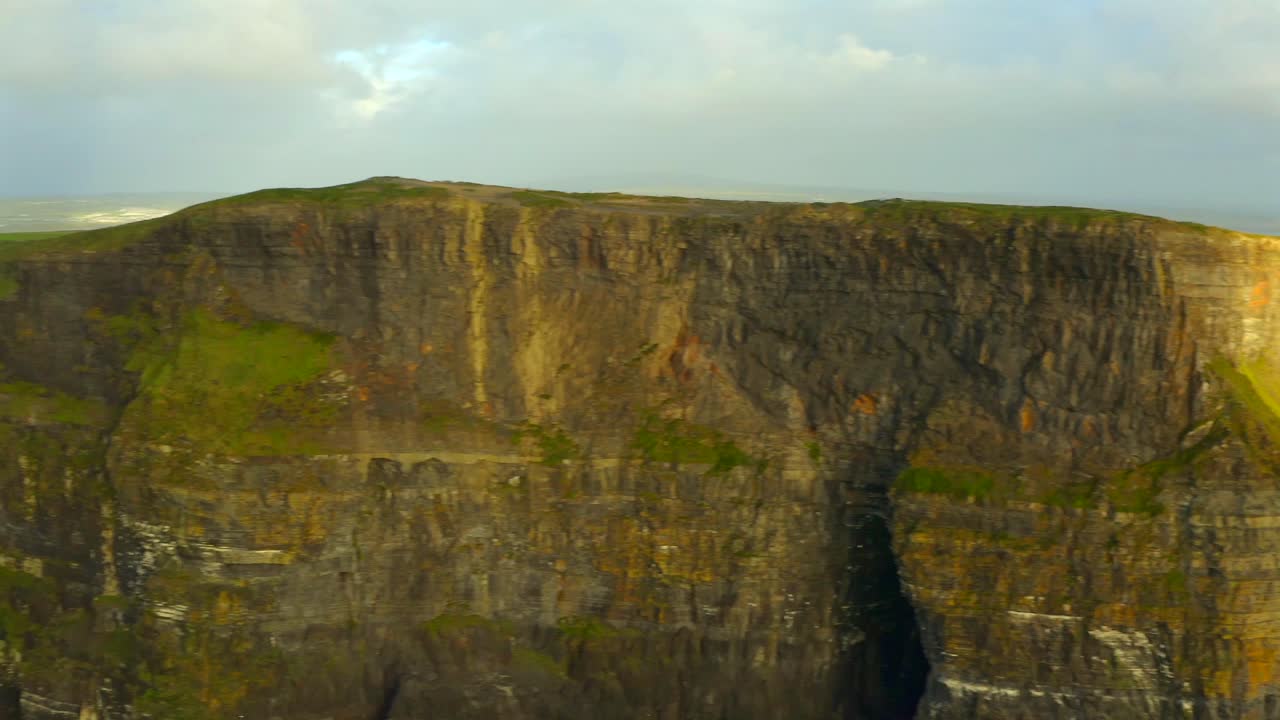 panorama aéreo: acantilados escarpados de moher en detalle