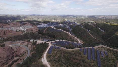 Plataforma-Rodante-Aérea-Desde-Un-Gran-Parque-Solar-En-Un-área-Remota