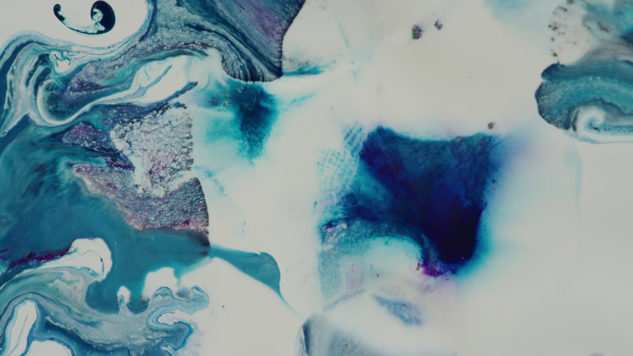 explosión de líquido de mezcla de color azul sobre pintura blanca abstracta