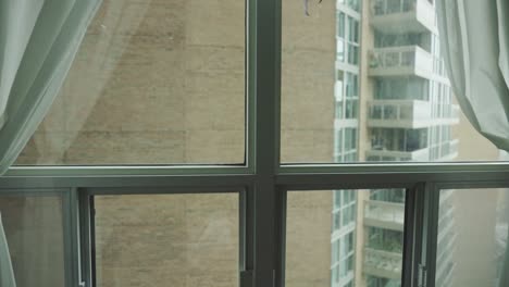 Blick-Auf-Fallenden-Schnee-Aus-Einem-Glasfenster-Der-Wohnung