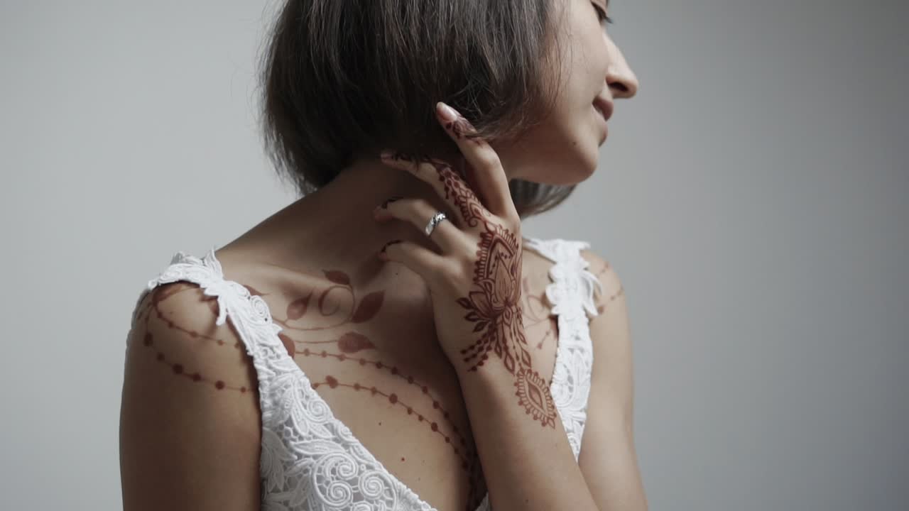 mujer con tatuaje de henna