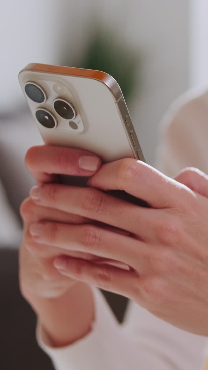 Primo piano di mani che tengono e utilizzano uno smartphone