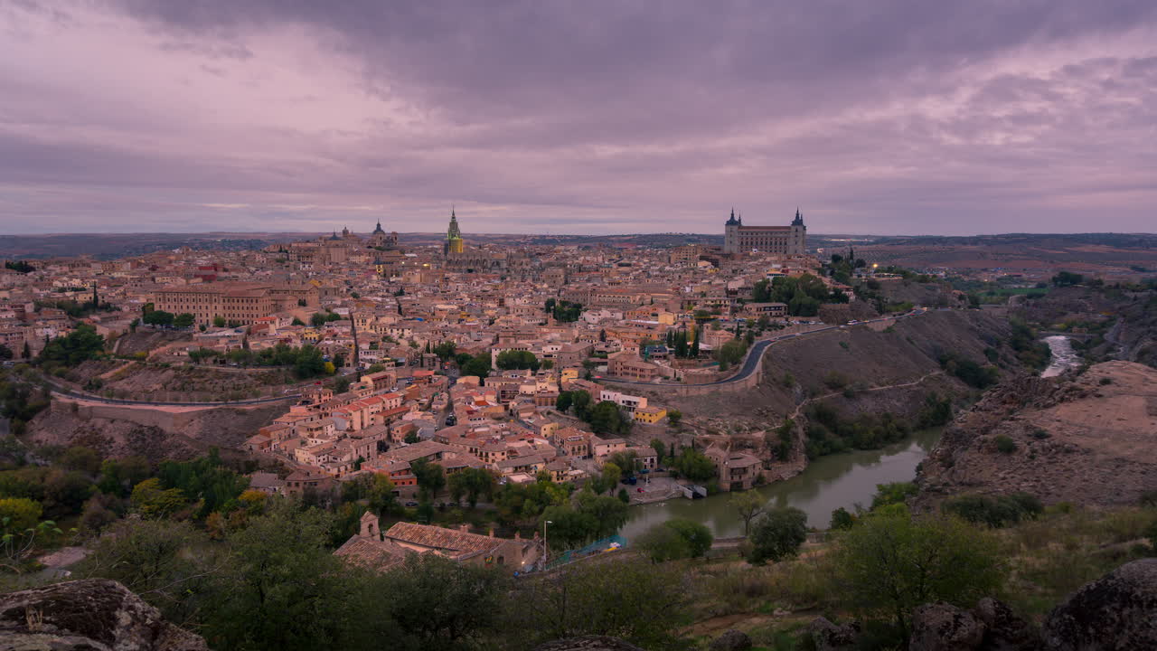 cerrar timelapse de la catedral de toledo al atardecer