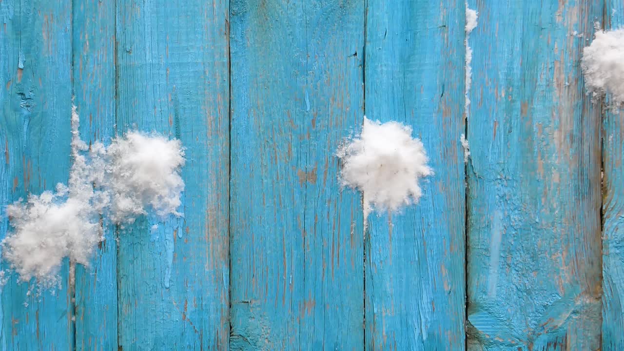 파란 나무 벽에 눈알을 던지기: 겨울에 눈알 놀이: 학교 휴가: 겨울 시즌: 눈으로 표적을 때리: 메리 크리스마스: 크리스마스 분위기: 어린이 게임: 새해