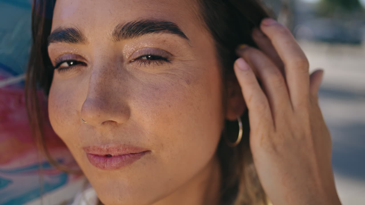 patinadora mujer cara mirando cámara en primer plano de verano. chica feliz con patineta