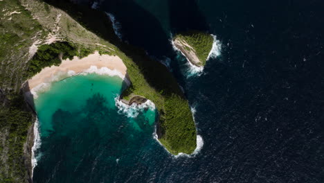 Vista-Aérea-De-Arriba-Hacia-Abajo-De-La-Playa-De-Kelingking-O-De-La-Isla-T-Rex-En-Bali,-Indonesia