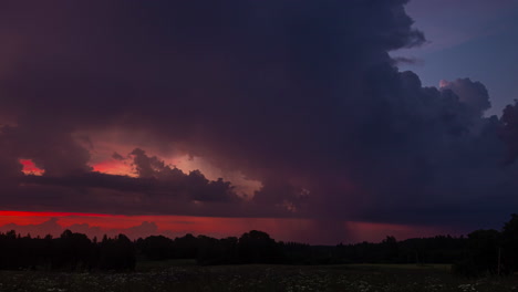 Dramatischer-Zeitraffer-Aus-Dunkelrot-orangefarbenen-Wolken-Und-Blitzen