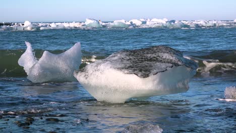 Eisberge-Sitzen-Auf-Schwarzem-Sand-Diamond-Beach-Jokulsarlon-Im-Arktischen-Island-Poliert-und-Glitzernd-Wie-Juwelen