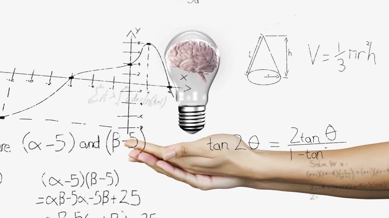 Animasi bola lampu dengan otak di atas tangan wanita dan pemrosesan data matematis