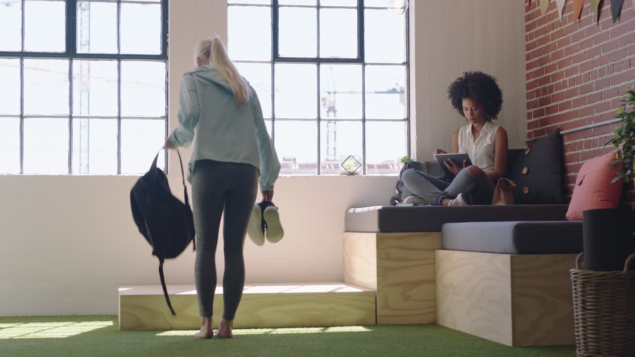 요가 명상을 하고 있는 젊은 사업가 여성, 마음 ⁇ 김 운동을 즐기고, 점심 휴식시간에 현대적인 사무실에서 편안하게 앉아 있습니다.