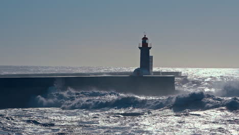 Alejar-La-Toma-Sobre-Las-Olas-Rompientes-Del-Océano-Atlántico-Y-El-Faro-En-Oporto-Al-Atardecer---Toma-Amplia-En-Cámara-Lenta