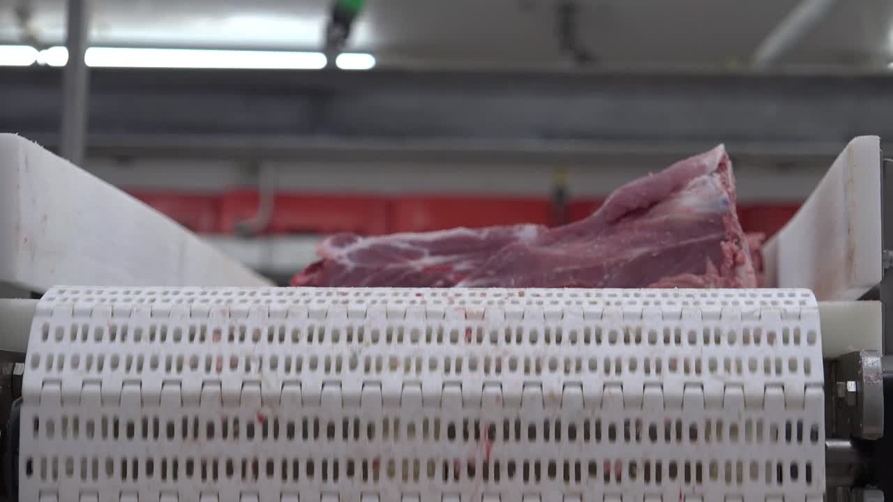 돼지고기는 신선하게 요리하고 보존하여 먹습니다.