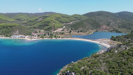 Playa-De-Porto-Koufo-En-Vacaciones-De-Verano-En-Sithonia,-Halkidiki,-Grecia---Antena-4k